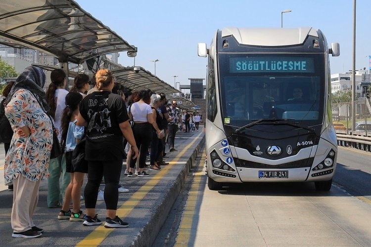İstanbul Trafiğinde Yeni Modern Metrobüsler Hizmete Girdi