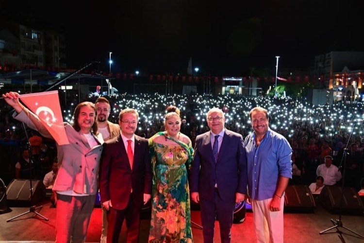 Manisa'da İzel-Çelik-Ercan Konseriyle Nostalji Rüzgarları Esti