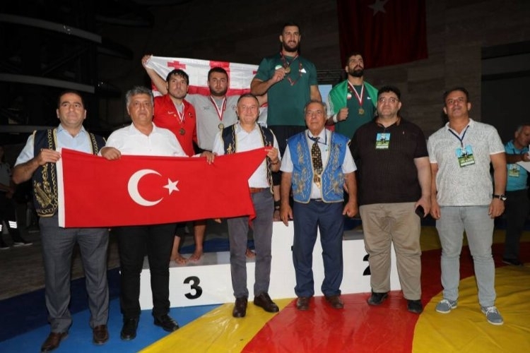 Hatay'daki Aba Güreşi Turnuvasında İranlı Güreşçiler Üstün Performans Sergiledi