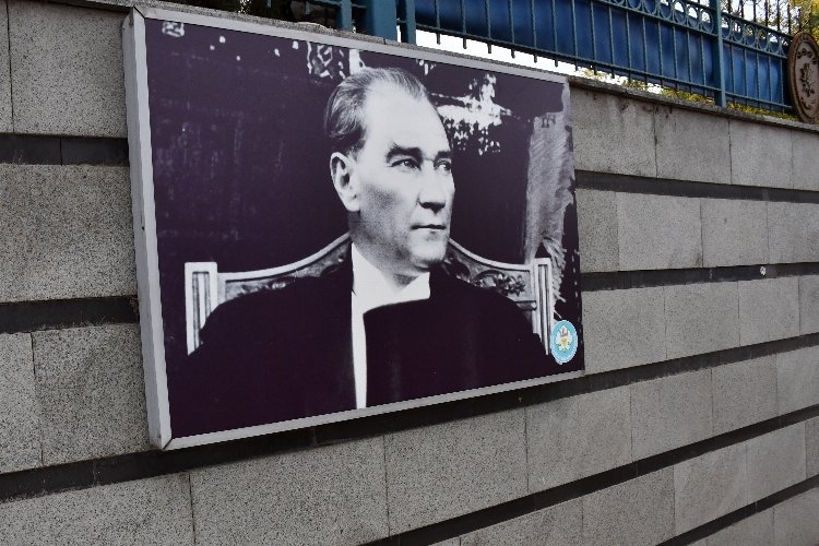 Atatürk fotoğrafları yenilendi