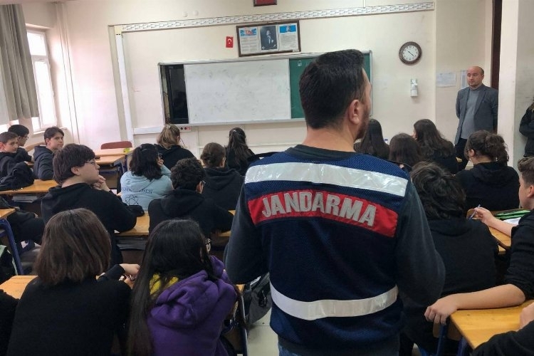 Keşan'da Jandarma, Öğrencilere Siber Suçlar Konusunda Farkındalık Eğitimi Verdi