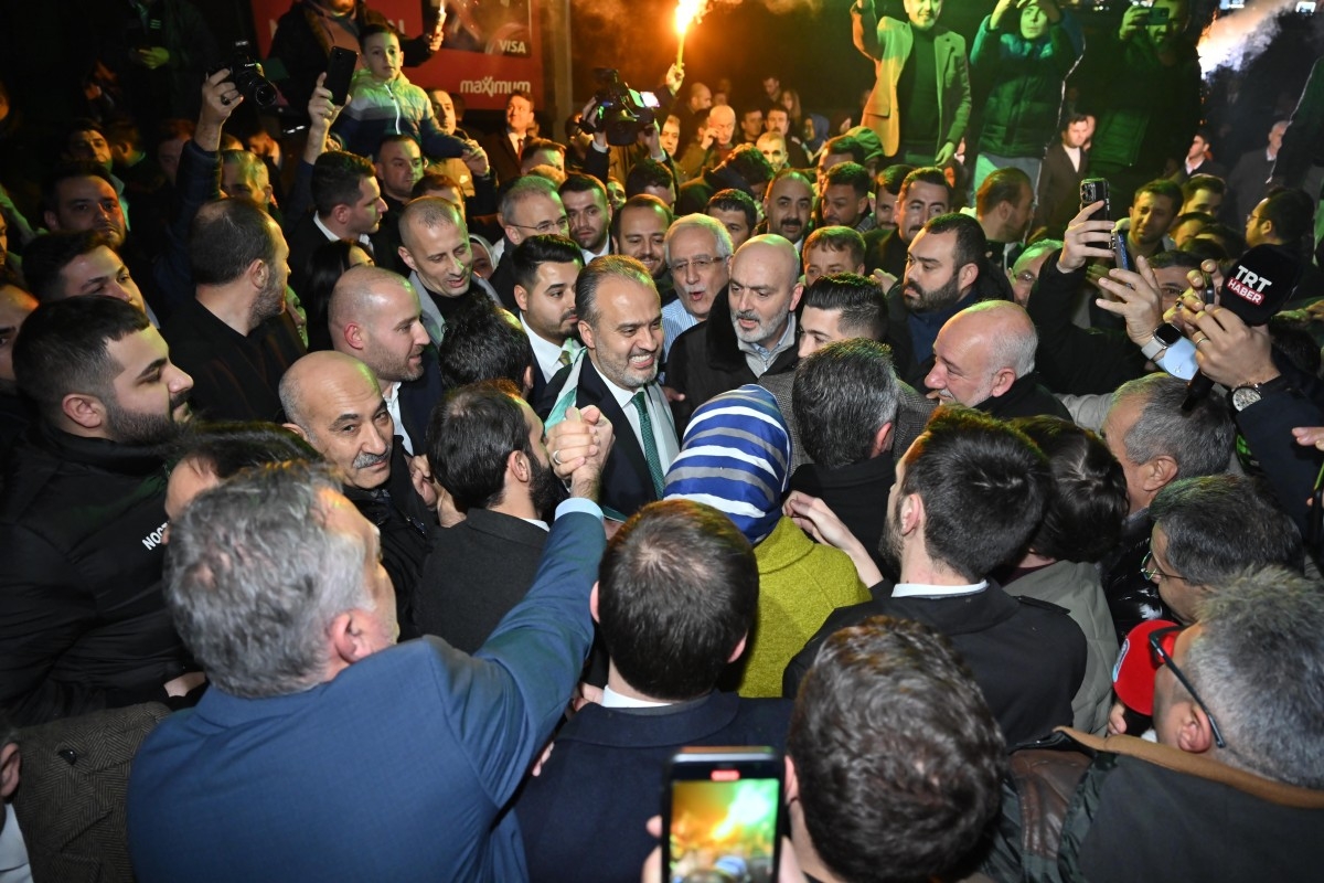 Başkan Alinur Aktaş, İstanbul dönüşü davul zurna ile karşılandı.