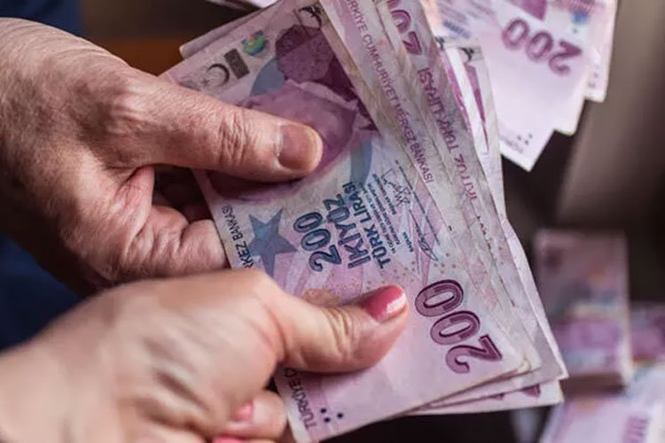 Emeklilerin Aylıkları Banka Hesaplarına Yatırılmaya Başlandı