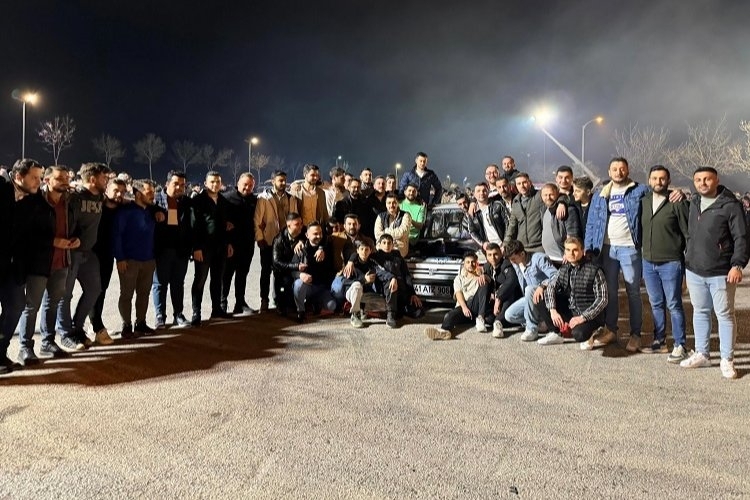 İzmit'te Modifiye Araç Tutkunları Bir Araya Geldi