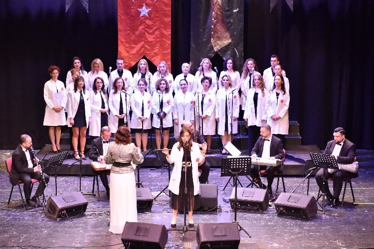 Bursa'da Hekimlerden Müzik Ziyafeti: Beyaz Önlüklü Konserle Sanat ve Sağlık Buluştu