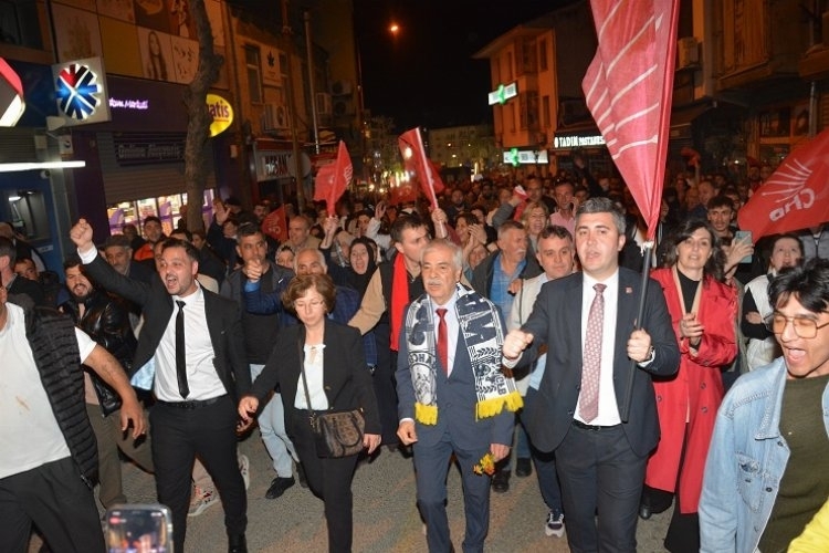 Özcan, Seçim Zaferini 10 Bin Kişiyle Kutladı