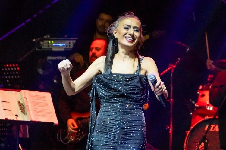 Yıldız Tilbe: Türkiye'nin En Eğlenceli Kadın Şarkıcısı Olarak Anılıyor