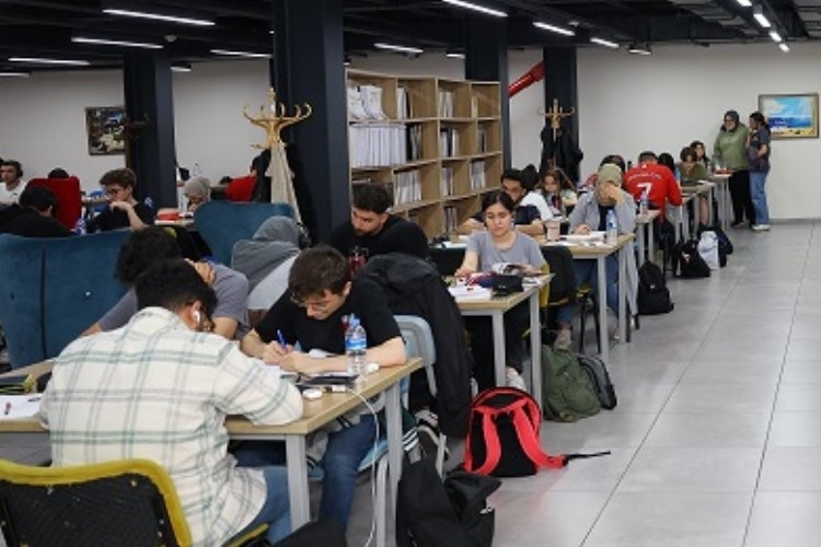 Kayseri'deki 24 Saat Açık Kütüphane Çok Beğenildi