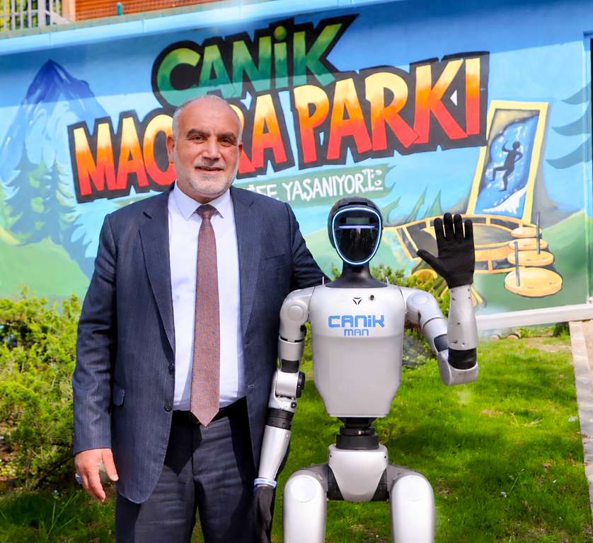 Türkiye'nin Nüfusa Kayıtlı İlk İnsansı Robotu Canik Macera Parkı'nda