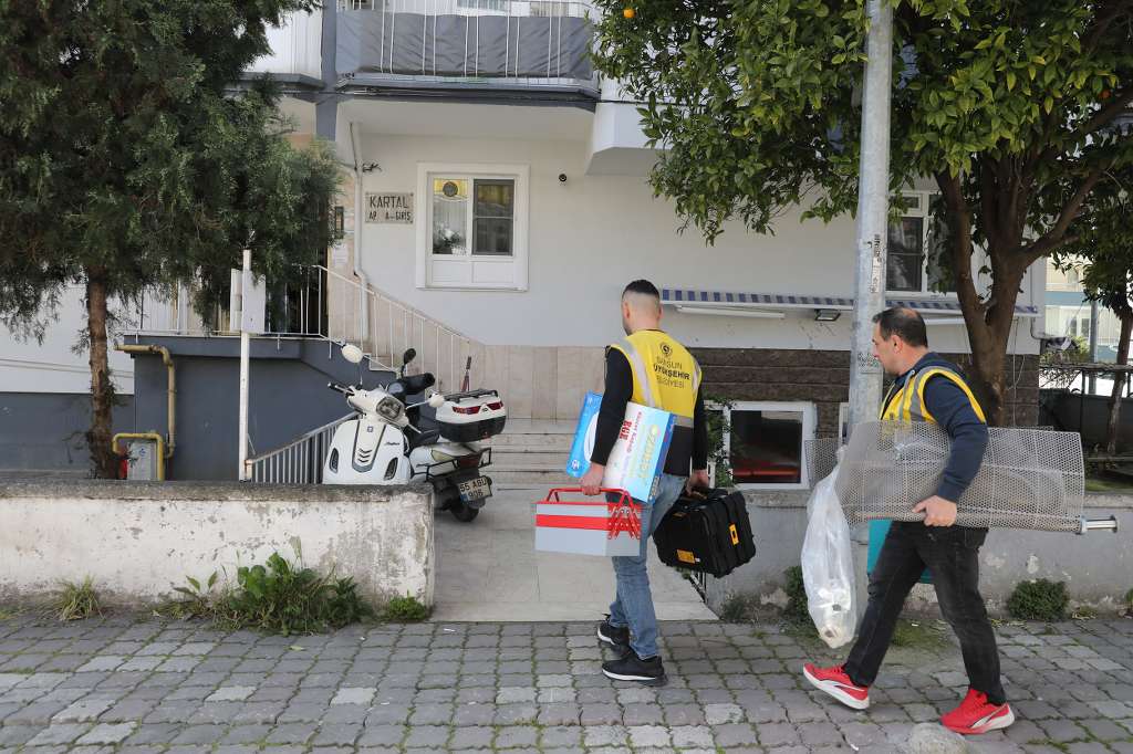 BÜYÜKŞEHİR EV İÇİ TUTUNMA APARATI DESTEĞİYLE ÖZEL BİREYLERİN YAŞAMINI KOLAYLAŞTIRIYOR