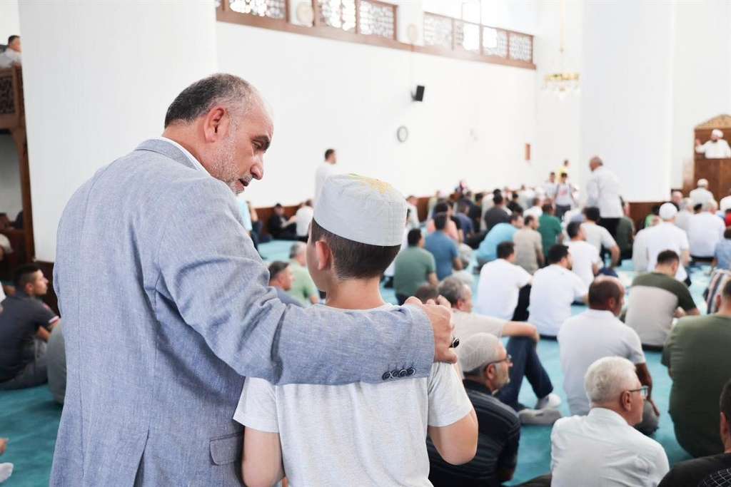 Canik'te Camiler Çocuklarla, Çocuklar Hediyelerle Buluşuyor