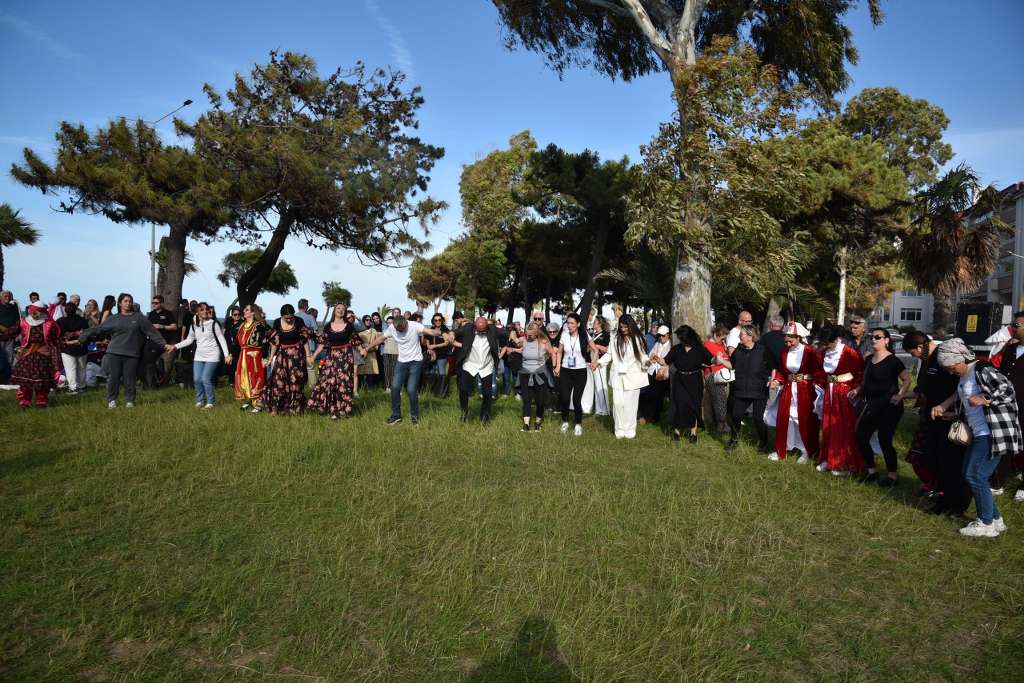 Atakum Belediyesi Halk Oyunları Şenliği sahilde yöresel rüzgarlar estirdi