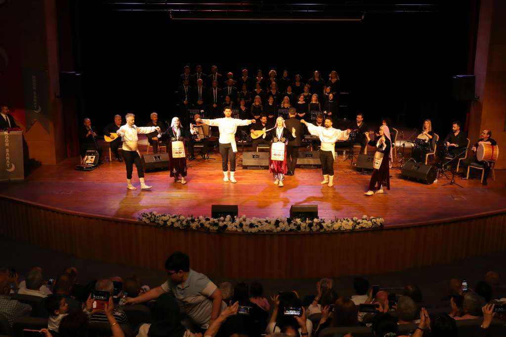​ATA Sahne’de Türkü Rüzgarı: Selçuk Ünal Yönetimindeki THM Korosundan Muhteşem Konser