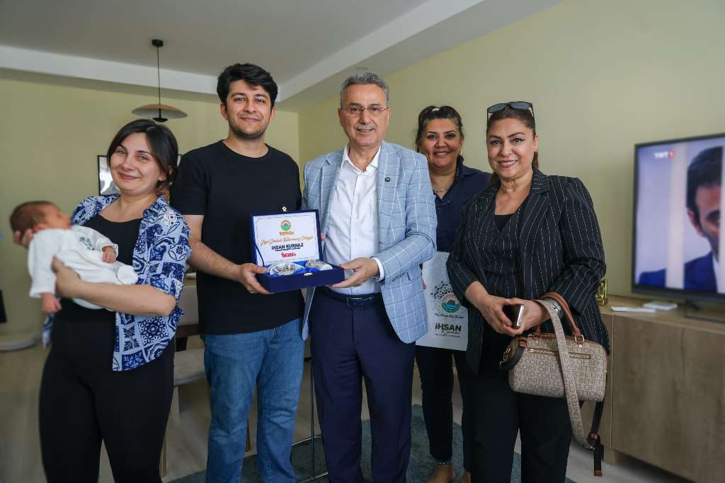İlkadım’da Doğan 555’inci Bebeğin İlk Hediyesi Başkan İhsan Kurnaz’dan