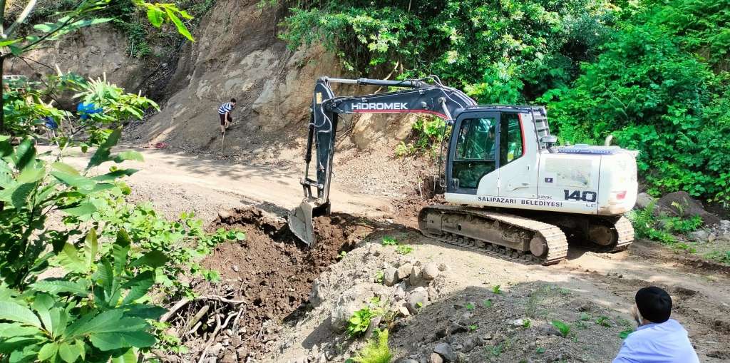 Salıpazarı Belediyesi Zorlu Arazi Şartlarında Yol Çalışmalarını Aralıksız Sürdürüyor