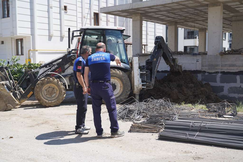 Atakum Zabıtası kurallara uymayan inşaat firmalarına göz açtırmıyor