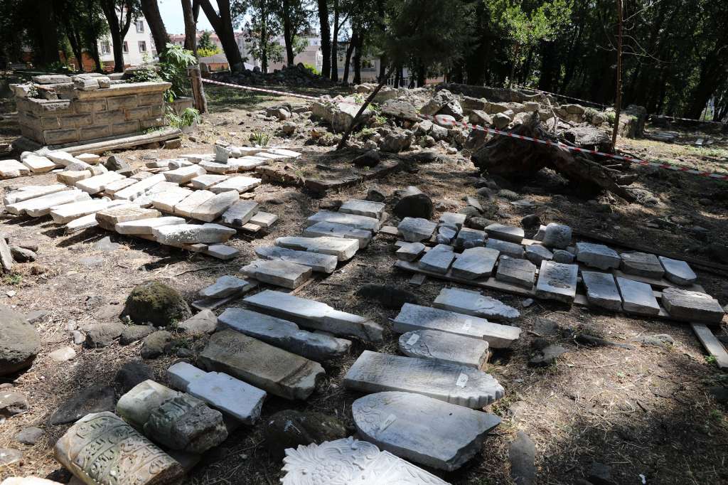 SEYYİT KUTBETTİN MEZARLIĞI’NDAKİ RESTORASYON VE KORUMA ÇALIŞMALARI SÜRÜYOR