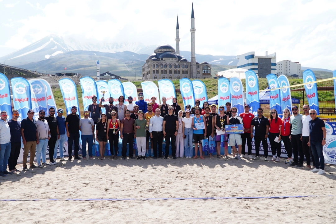 Erciyes’te Zirvede Plaj Voleybolu Heyecanı