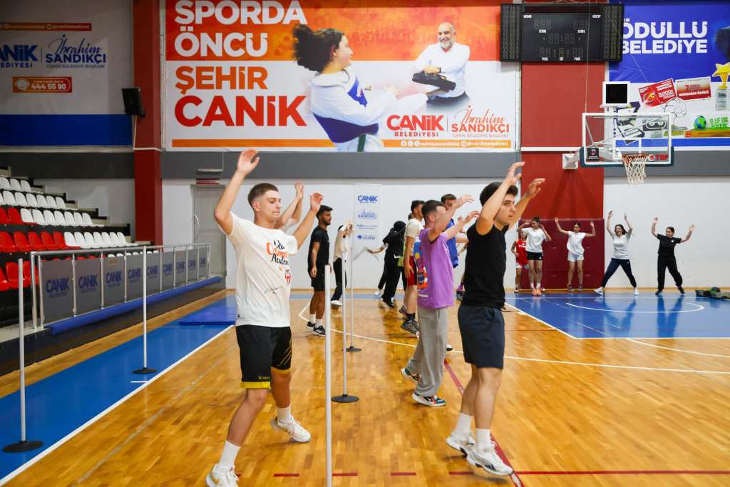 Canik'te Gençler Parkurun Tozunu Dumana Katıyor