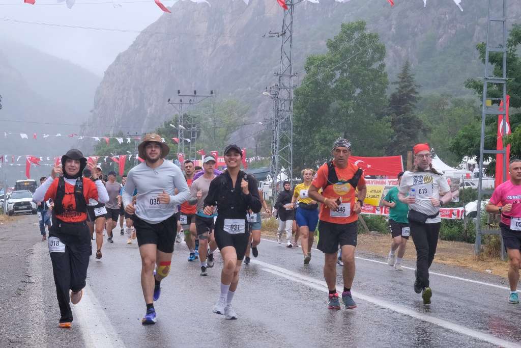 KAPIKAYAFEST'TE ÖDÜLLÜ DAĞ KOŞUSU HEYECANI YAŞANDI