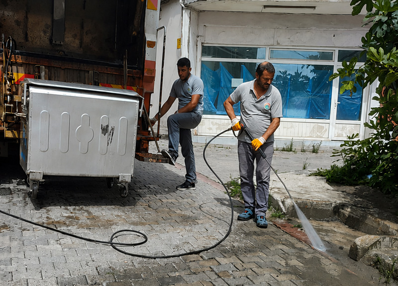 İlkadım’da Konteynerler Hijyen İçin Düzenli Olarak Yıkanıyor