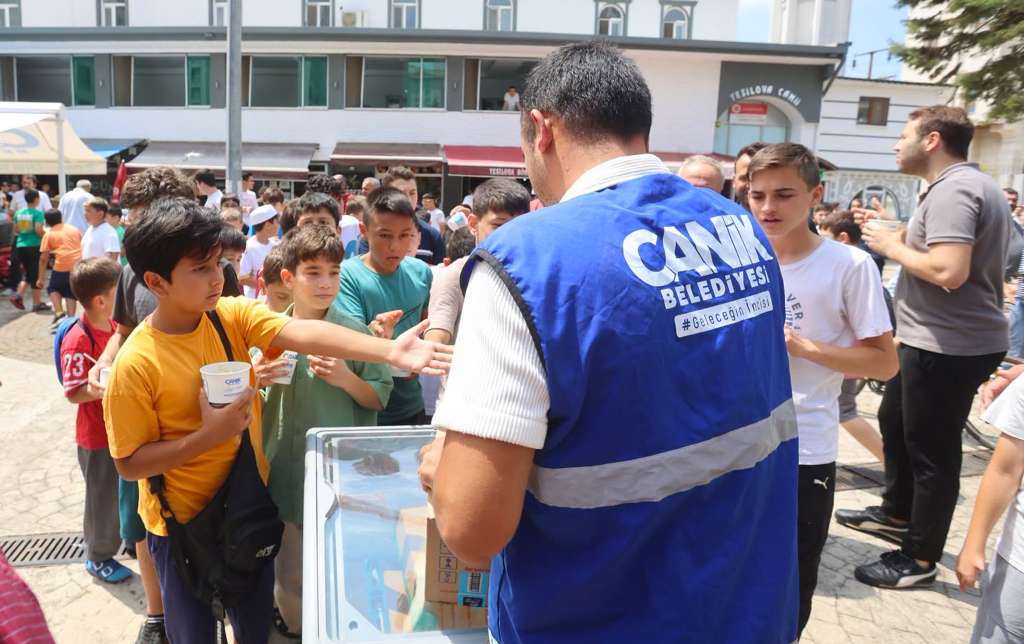 Canik Belediyesi'nden Gençlere Dondurma İkramı