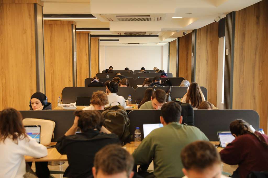 GENÇLERİN GÖZDE MEKANI PETEK GENÇ BİR YILINI GERİDE BIRAKTI