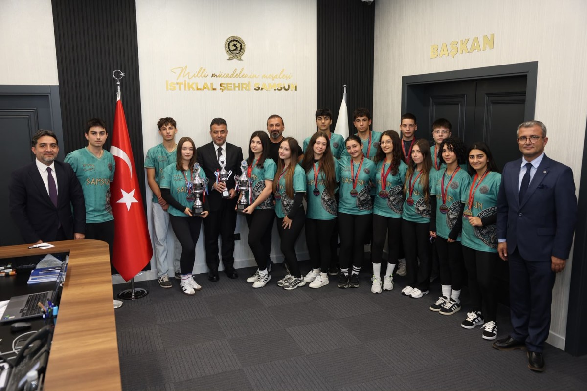 DRAGON BOT TÜRKİYE ŞAMPİYONASI’NDA DERECEYE GİREN SPORCULAR BAŞKAN DOĞAN’I MAKAMINDA ZİYARET ETTİ