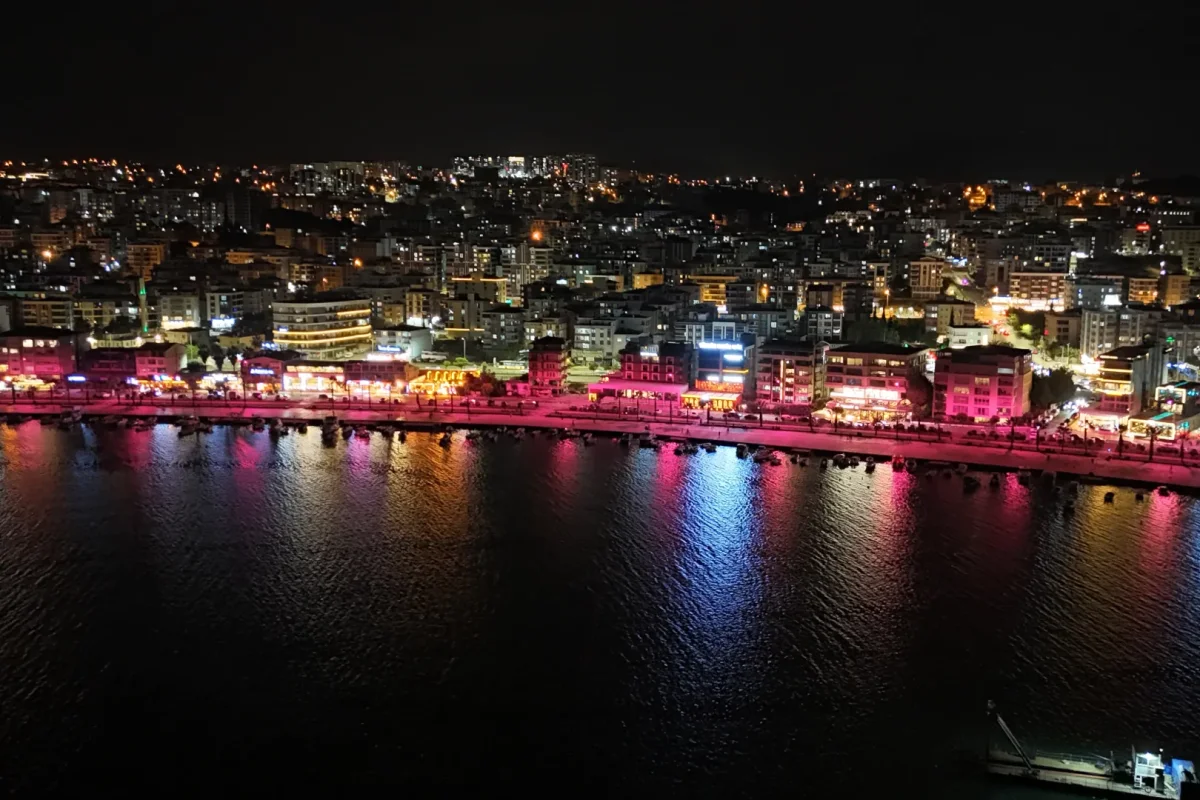 Samsun Atakum Sahilinde Meme Kanseri Farkındalığı İçin Pembe Aydınlatma
