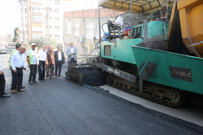 Başkan Demirtaş asfalt döktü