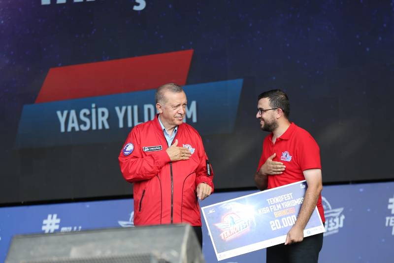 Canik Belediyesi Kısa Film Yarışması Birincisi Ödülünü Cumhurbaşkanı Erdoğan’dan Aldı