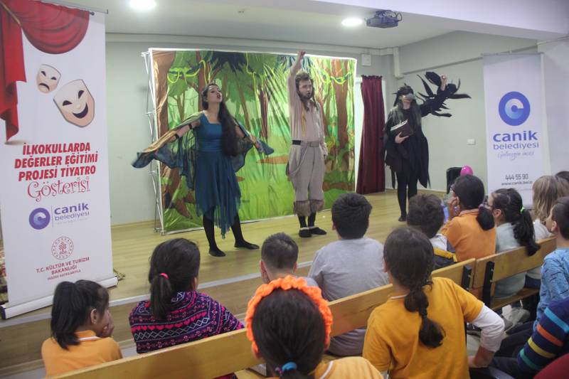 Canik Belediyesi öğrencileri tiyatro ile buluşturdu