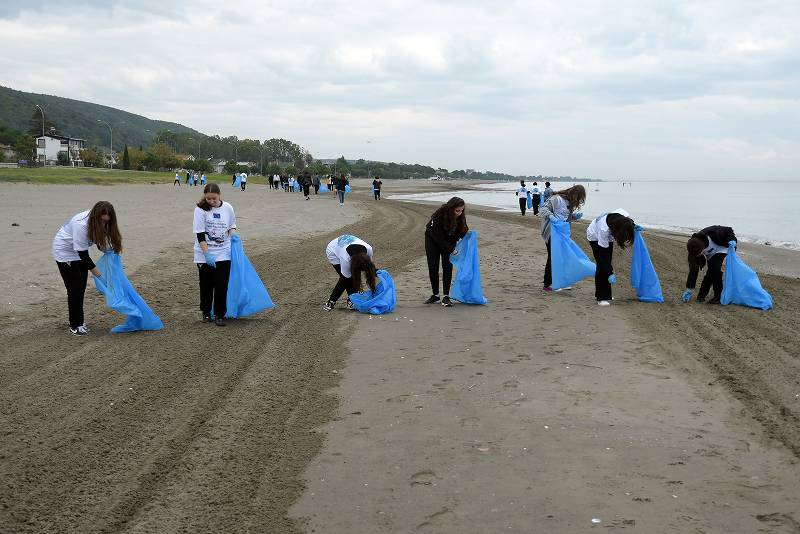 Öğrenciler, iklim değişikliğine dikkat çekmek için sahilde çevre temizliği yaptı