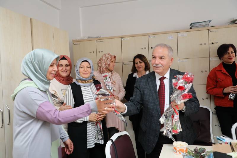 Başkan Demirtaş Öğretmenler Günü'nü çiçeklerle kutladı