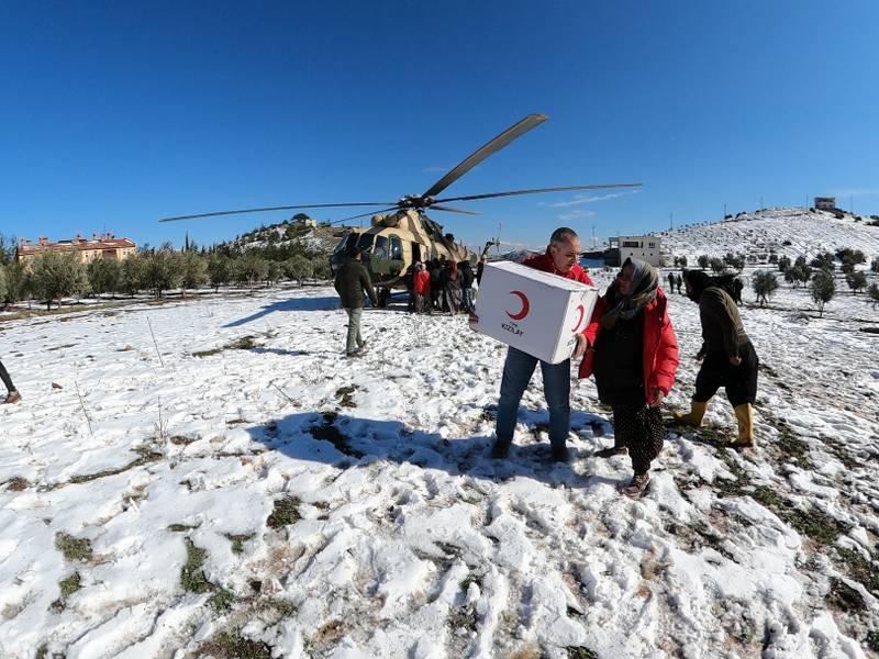 Kırsal kesimlere helikopterlerle yardım ulaştırılıyor