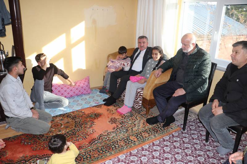 Havza Belediye Başkanı Özdemir depremzede aileleri ziyaret etti