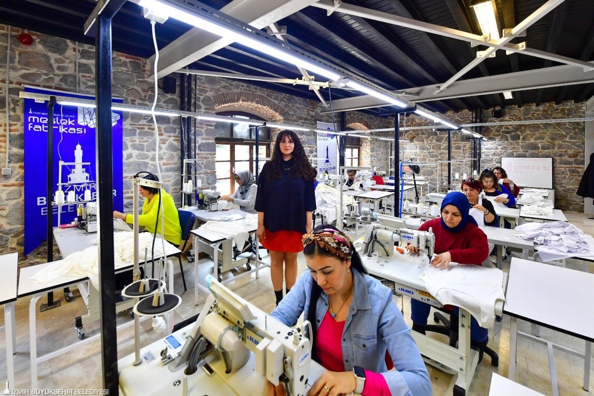 İzmir Büyükşehir Belediyesi, depremzede yurttaşlar için iç çamaşırı üretimine başladı