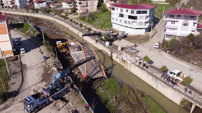 Kirazlık Köprüsü’nü yeni yerine taşıma operasyonu tamamlandı