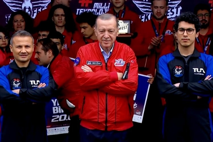 Uzay yolcularına Türk bayrakları teslim edildi