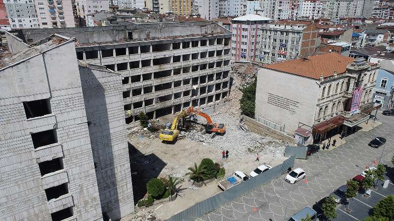 Samsun'da belediye binasının yıkımına başlandı