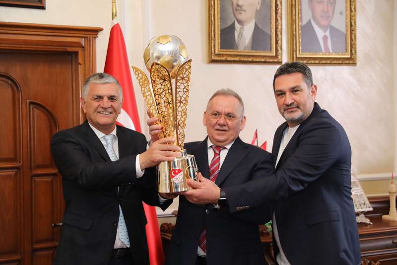 Başkan Demir'e şampiyonluk kupasıyla ziyaret