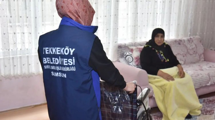 Tekkeköy Belediyesi 4 tekerlekli sandalye hediye etti
