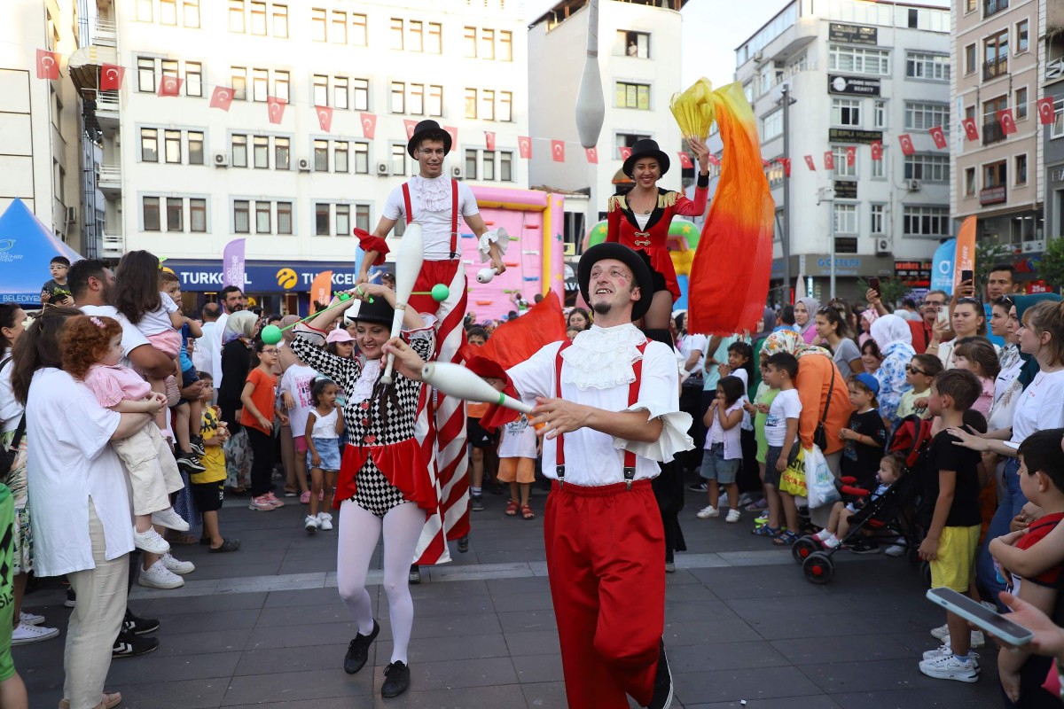 Büyükşehir Belediyesi Festivalleriyle Yaz Akşamlarına Renk Katıyor