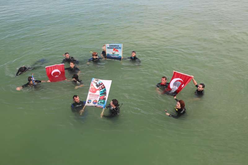 Türkiye’nin 100 noktasında  “Cumhuriyete derinden bağlıyız” dalışı 