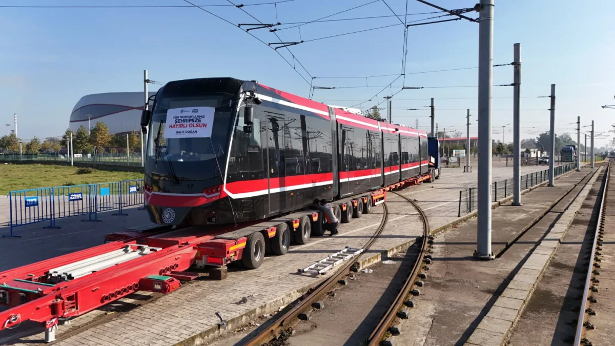 12 YENİ TRAMVAYDAN DÖRDÜNCÜSÜ DE SAMSUN’A ULAŞTI