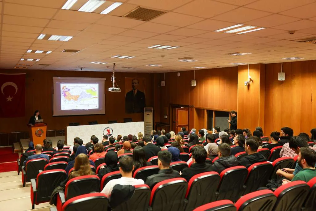 OMÜ’de “Tarihsel Süreçte Cumhuriyet ve Kazanımları” konferansı düzenlendi