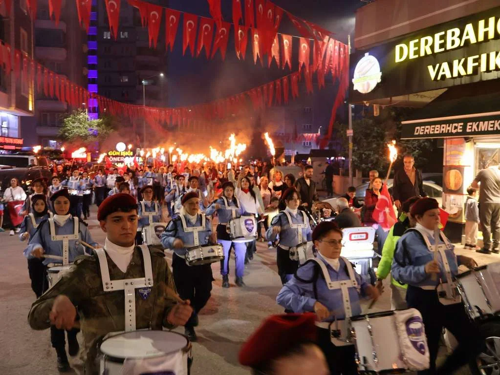 Derebahçe'de Cumhuriyet Coşkusu: Fener Alayı Geceyi Aydınlattı!